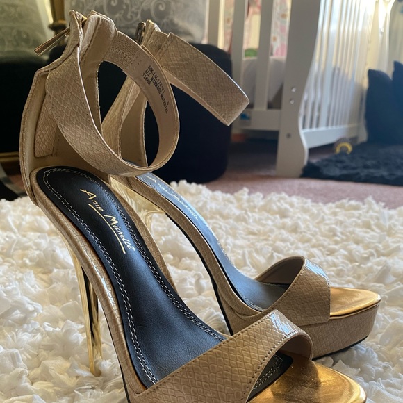 Beige and gold heels - Picture 7 of 9